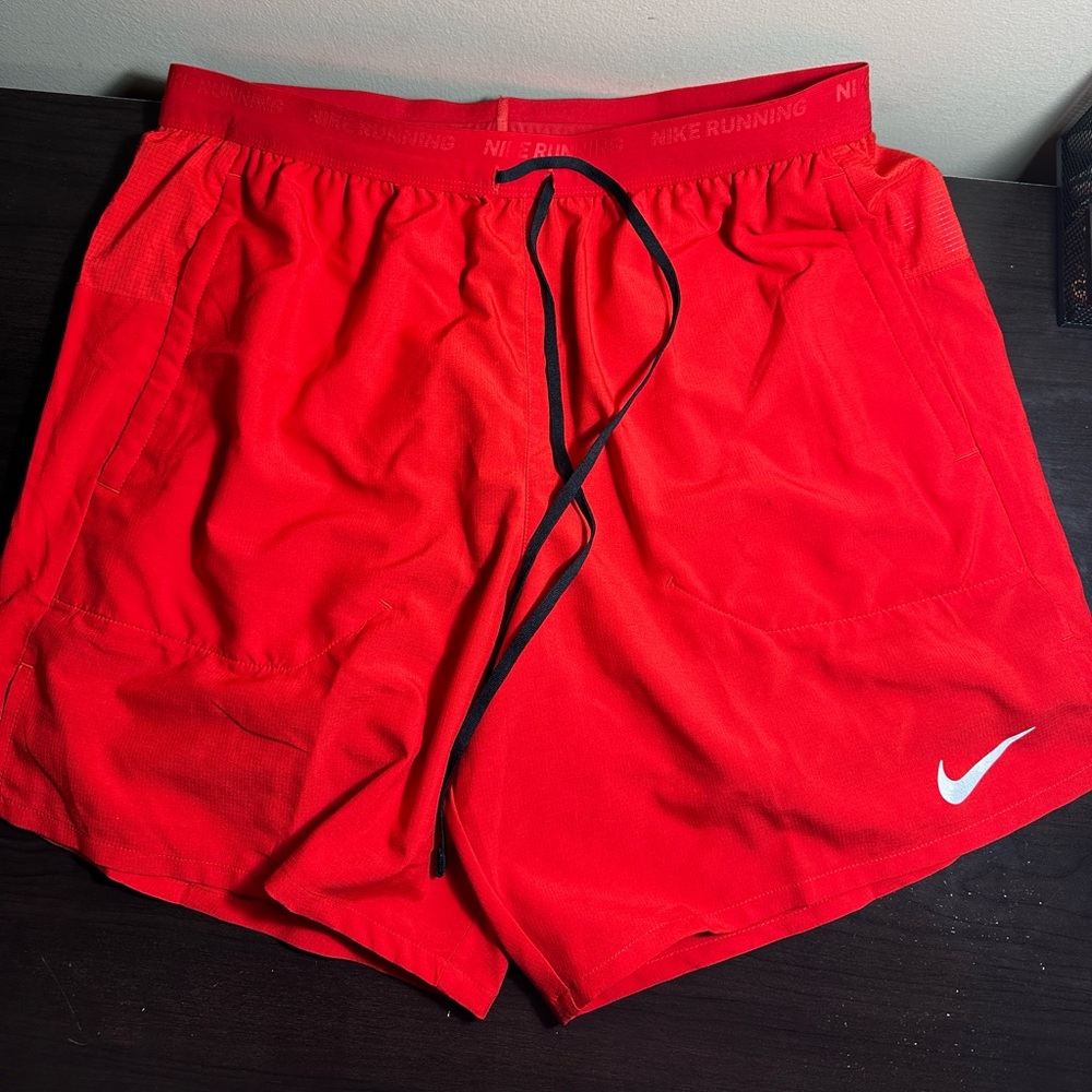 Men’s M Nike stride 2-1 short. 5”